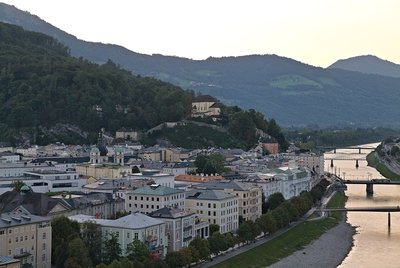Salzburger Altstadt — River bend and old town buildings beneath wooded hills